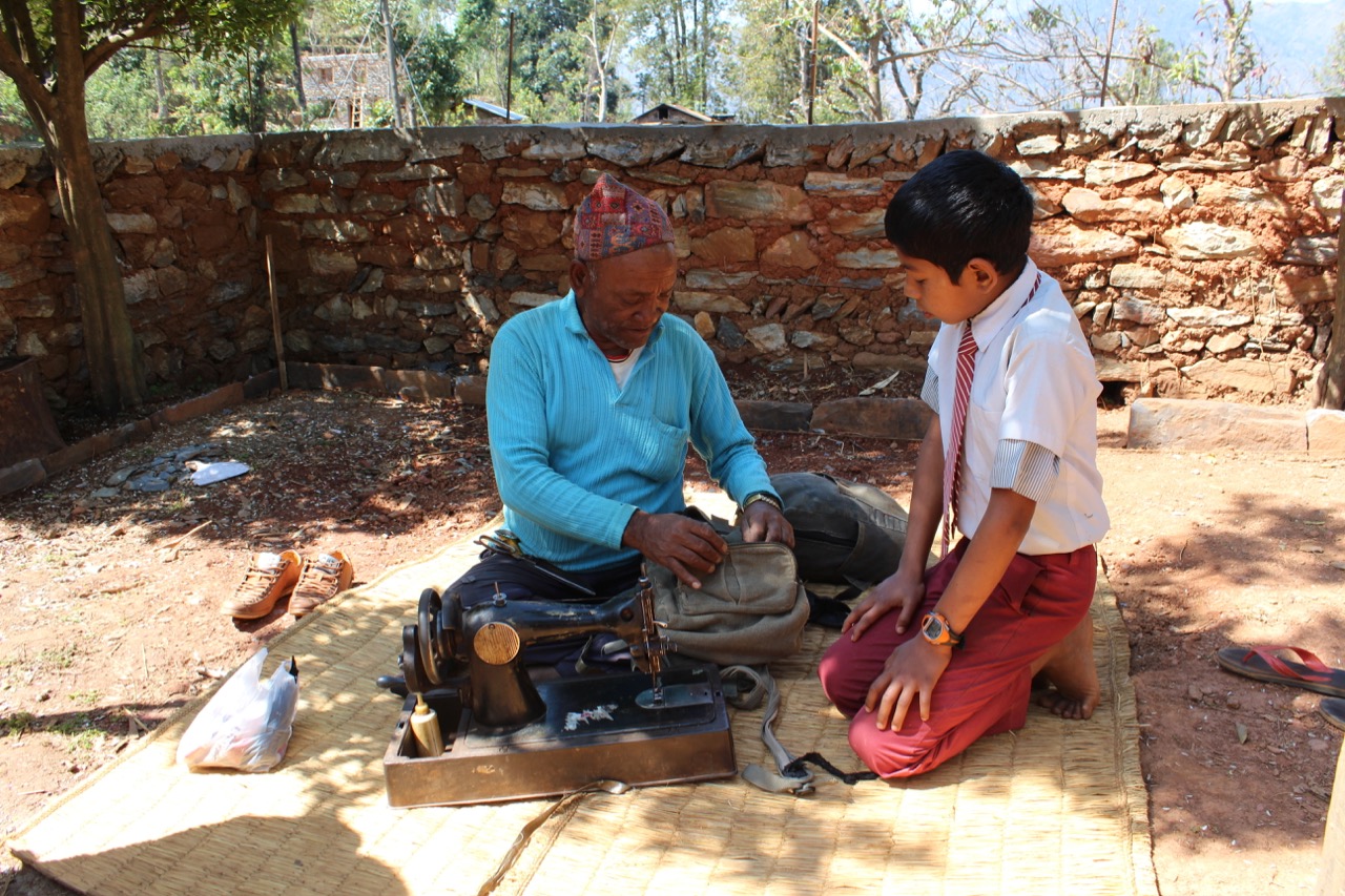 2 Tage Reparatur von Schuluniformen durch einen Schneider
