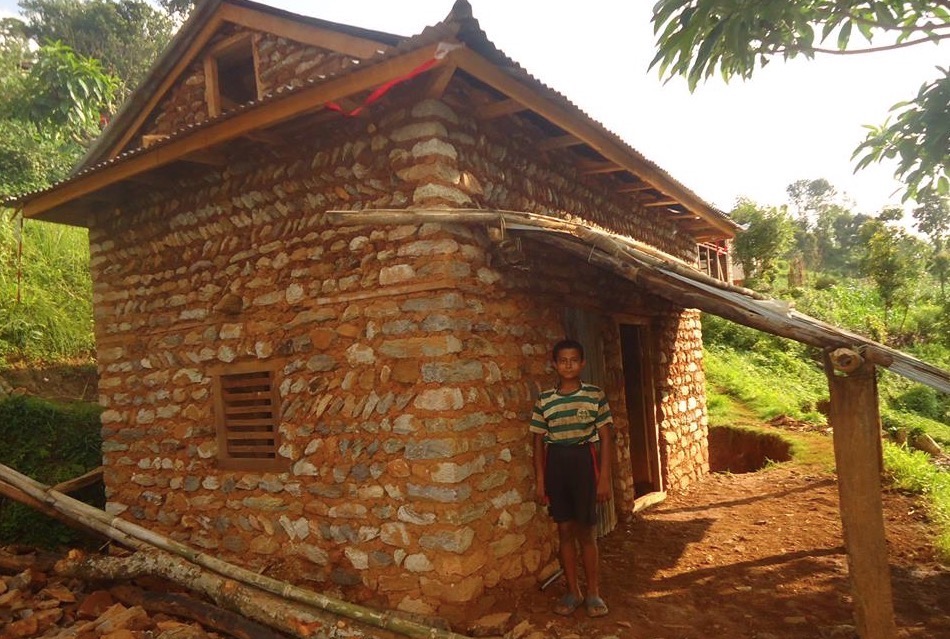 Neubau zerstörter Häuser und Dächer